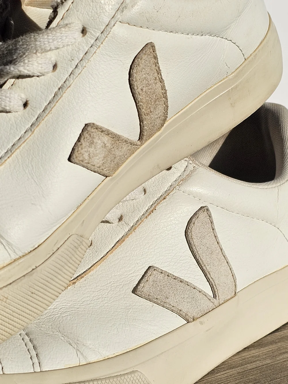 Veja Campo T2 White/Almond Leather Sneakers w/ Beige Suede V Logo Women's Size 9